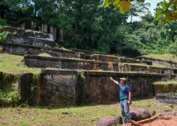 ROSLAN Taib menunjukkan bekas tapak  menapis bijih besi berusia 92 tahun di Bukit Besi, Dungun, Terengganu, hari ini. - UTUSAN/PUQTRA HAIRRY ROSLI