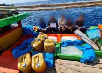 SEBUAH bot nelayan Indonesia bersama lima kru termasuk tiga remaja bawah umur ditahan Maritim Malaysia Pulau Pinang pada kedudukan 52 kilometer barat daya Pulau Kendi kerana menceroboh perairan negara semalam