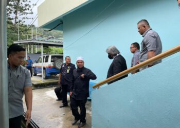 EBIT Lew semasa meninggalkan Mahkamah Majistret bagi sesi pagi perbicaraan kesnya di Tenom hari ini