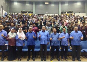 ZAINAL Abidin Yang Razalli (empat dari kanan) bergambar selepas merasmikan majlis penutup kursus New Breed Marketing Entrepreneur di PTSS di Arau, Perlis hari ini. - UTUSAN/SYED AZLAN SAYID HIZAR