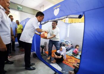 ONN HAFIZ GHAZI melawat mangsa banjir di PPS di Batu Pahat dan Pontian.