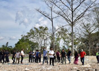 AZMIZAM Zaman Huri ketika melawat  lokasi pembuangan sampah haram di Pandamar Indah, Pelabuhan Klang, Selangor, hari ini. -UTUSAN/ZULFADHLI ZAKI