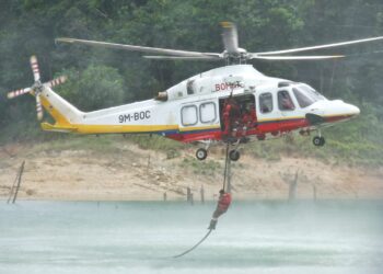 ANGGOTA bomba menjalani latihan mengguna helikopter pada Latihan dan Persediaan Jabatan Menghadapi Fenomena Monsun Timur Laut  di Tasik Temenggor  di Gerik hari ini. - UTUSAN/MUHAMAD NAZREEN SYAH MUSTHAFA