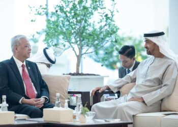 ISMAIL Sabri ketika mengadakan pertemuan dengan Sheikh Mohamed semasa lawatan kerja selama empat hari ke UAE.