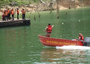 ANGGOTA bomba menjalani latihan persediaan menghadapi fenomena Monsun Timur Laut  di Tasik Temenggor  di Gerik hari ini. - UTUSAN/MUHAMAD NAZREEN SYAH MUSTHAFA