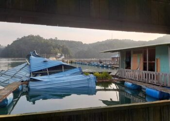 KEADAAN rumah rakit projek ternakan ikan dalam sangkar mengalami kerosakan dalam kejadian ribut di di Sungai Como, Tasik Kenyir, Hulu Terengganu, semalam. - UTUSAN/NOOR HAYATI MAMAT