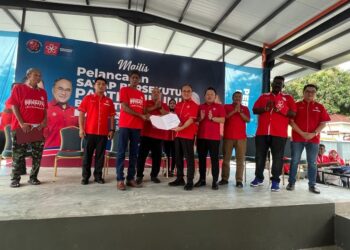CHONG Fat Full (lima dari kanan) menyerahkan watikah pelantikan kepada salah seorang wakil Sayap Bersekutu Bersatu sewaktu majlis pelancaran Sayap Bersekutu Bersatu Perlis di Hotel Brasmana, Kuala Perlis, Perlis, hari ini. -UTUSAN/ASYRAF MUHAMMAD