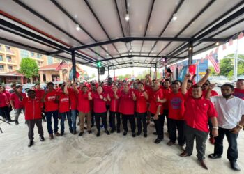 CHONG Fat Full (enam dari kiri) bergambar bersama ahli Sayap Bersekutu Bersatu selepas perasmian Sayap Bersekutu Bersatu peringkat negeri ini di Kuala Perlis hari ini.-UTUSAN/SYED AZLAN SAYID HIZAR