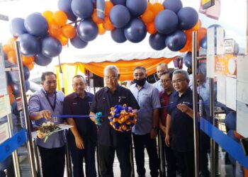 NOH Omar (tengah) merasmikan cawangan Bank Rakyat Tanjong Karang, semalam.