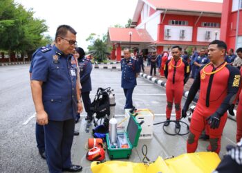 ZAINAL Madasin (kiri) memeriksa kelengkapan JBPM Kelantan untuk menghadapi musim tengkujuh semasa Majlis Pelancaran Bulan Kesiapsiagaan Bencana Peringkat Jabatan di Kota Bharu, Kelantan. - UTUSAN/KAMARUL BISMI KAMARUZAMAN