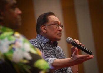 ANWAR Ibrahim berucap pada Program Sembang Kencang KLS @ Anwar Ibrahim di Hotel Hiton Petaling Jaya. - UTUSAN/SHIDDIEQIIN ZON