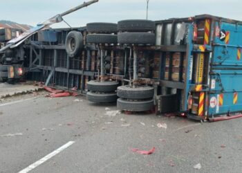 KEMALANGAN melibatkan sebuah lori treler membawa muatan papar solar dan sebuah kereta Perodua Axia di Lebuhraya Seremban-Bukit Nenas menghala ke Sendayan pagi tadi.