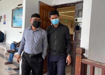 MOHAMAD Yusof Kameh diiring keluar anggota SPRM selepas mengaku bersalah dan membayar denda di Mahkamah Sesyen, Ayer Keroh, Melaka atas pertuduhan menerima suapan.