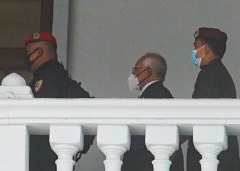 NAJIB Tun Razak hadir di Mahkamah Tinggi Kuala Lumpur bagi sebutan kes pengubahan wang haram berjumlah RM27 juta dana SRC. -  UTUSAN/SHIDDIEQQIN ZON