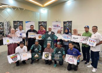 ARIFFIN Deraman bergambar bersama wakil penaja MTCC'22 di Kuala Terengganu, hari ini. - UTUSAN/KAMALIZA KAMARUDDIN