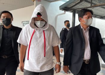 HAZRI Mokhtar diiring keluar anggota SPRM dari Mahkamah Sesyen, Ayer Keroh, Melaka atas pertuduhan menerima suapan berjumlah RM248,000. - UTUSAN/MUHAMMAD SHAHIZAM TAZALI
