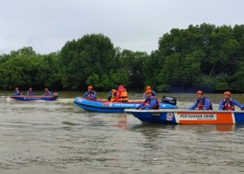 ANGGOTA APM sedang menguji aset pasukan itu ketika melakukan latihan Simulasi Kesiapsiagaan APM Kedah menghadapi MTL 2022/2023 di Kompleks Jeti Titi Semeling, Sungai Merbok di Sungai Petani. -UTUSAN/NUR SYAZWANA MANSOR