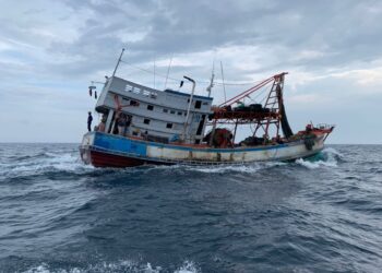 BOT nelayan Vietnam yang ditahan selepas dipercayai menceroboh perairan negara di kedudukan 12.8 batu nautika timur laut Pulau Aur, Mersing.