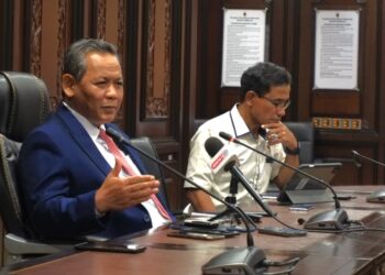 AMINUDDIN Harun dalam sidang akhbar selepas mempengerusikan Mesyuarat Mingguan Exco di Wisma Negeri, Seremban hari ini.