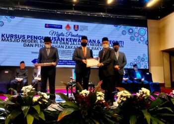 TENGKU Mohamad Rizam Tengku Abdul Aziz (dua dari kiri) menyampaikan sijil kepada peserta Kursus Kewangan dan Intergriti Masjid Negeri, Bandar Dan Jajahan Negeri Kelantan dan Penyerahan Zakat Bank Rakyat di Kota Bharu, Kelantan.-UTUSAN/ROSLIZA MOHAMED