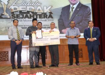 SAARANI Mohamad ( tiga dari kanan) menyampaikan hadiah kepada pemenang Pertandingan Pidato Perak Sejahtera 2030 Piala Menteri Besar Perak di Ipoh hari ini. - UTUSAN/MUHAMAD NAZREEN SYAH MUSTHAFA