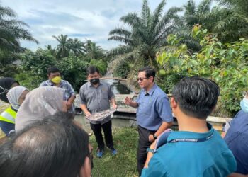 HEE Loy Sian mendengar taklimat pegawai agensi berkaitan ketika meninjau ladang ternakan babi di sekitar Tanjung Sepat, baru-baru ini.