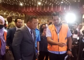 AMIRUDIN Shari (empat dari kiri) sedang mendengar penjelasan daripada seorang pegawai agensi kerajaan berhubung persiapan menghadapi banjir oleh agensinya di Bangunan SUK Selangor, Shah Alam, Selangor hari ini-UTUSAN/ MOHAMAD NAUFAL MOHAMAD IDRIS