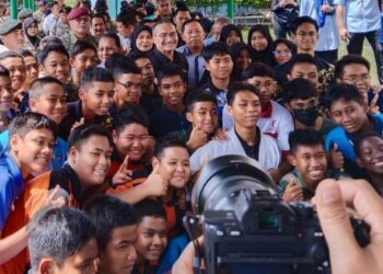 HISHAMMUDDIN Hussein (tengah, baju hitam) bergambar bersama para pelajar MRSM Terendak di Sungai Udang, Melaka. - UTUSAN/MUHAMMAD SHAHIZAM TAZALI