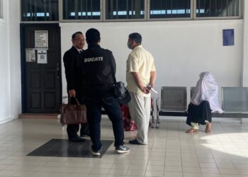 BIBI Nasihat (kanan, duduk) hadir ke Mahkamah Seksyen Raub di Raub, Pahang ditemani suami dan saudaranya selain turut diwakili oleh peguam, Amir Khusyairi Mohamad Tanusi (berdiri dari kiri).