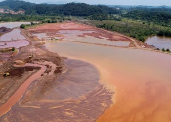 SALAH satu kawasan aktiviti perlombongan bijih besi yang terdapat di Bukit Besi, Dungun, Terengganu. - UTUSAN/PUQTRA HAIRRY ROSLI
