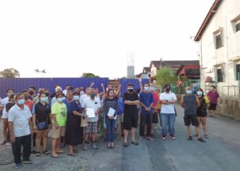 PENDUDUK di Jalan Bakawali, Johor Jaya membantah pembinaan rumah mayat yang berdekatan dengan kawasan kediaman mereka.
