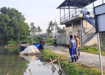 ANGGOTA penguat kuasa meninjau kawasan kunci air di sekitar Klang pagi tadi.