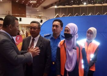 AMIRUDIN Shari (kiri) sedang memberi penjelasan kepada beberapa pegawai daripada beberapa agensi kerajaan negeri Selangor dalam program persiapan menghadapi banjir Selangor di Bangunan SUK Selangor, Shah Alam, Selangor hari ini-UTUSAN/ MOHAMAD NAUFAL MOHAMAD IDRIS