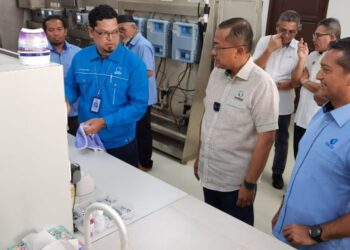 DR. Ahmad Samsuri Mokhtar (dua, kanan) diberi penerangan mengenai proses rawatan air di LRA Bukit Sah, Air Putih, Kemaman, Terengganu, hari ini. - UTUSAN/NIK NUR IZZATUL HAZWANI NIK ADNAN