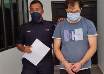 CHUNG Jian didenda RM15,000 selepas mengaku bersalah melakukan penganiayaan terhadap anak lelaki di Mahkamah Sesyen Sungai Petani, hari ini. -UTUSAN/OTHMAN YAHAYA
