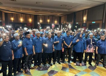 HAMZAH Zainuddin (enam dari kiri) bersama anggota PN pada Majlis Pertemuan Khas Bersama Barisan Kepimpinan PN Negeri Perlis di Hotel Seri Malaysia, Kangar, Perlis hari ini. -UTUSAN/ASYRAF MUHAMMAD