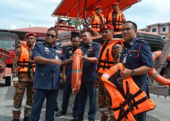 HAMDAN Ali (dua dari kiri) melihat kesiapsiagaan anggotanya bagi menghadapi Monsun Timur Laut (MTL) di Ibu Pejabat Jabatan Bomba dan Penyelamat (JBPM) Negeri Sembilan di Seremban 2, Seremban hari ini.-UTUSAN/ZAKKINA WATI AHMAD TARMIZI