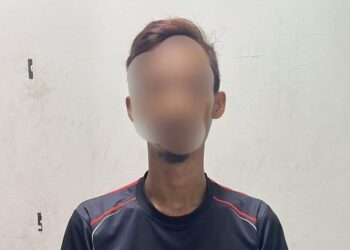 LELAKI yang didakwa memuat naik video menghina PDRM ditahan di rumahnya di Permas Jaya.