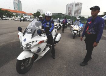 KAMARUL Zaman Mamat menunggang motosikal bersama konvoi polis trafik pada majlis Pelepasan Ramah Mesra PDRM Bersama Brothers Motor di IPK, Johor Bahru. - UTUSAN/RAJA JAAFAR ALI