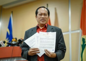AHMAD Maslan menunjukkan kenyataan akhbar beberapa ketetapan yang dicapai selepas mesyuarat Majlis Tertinggi UMNO di Menara Dato Onn. - UTUSAN/FARIZ RUSADIO