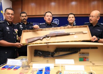MUHAMAD Zaki Harun (tengah) menunjukkan senapang patah menerusi Op Tapis di Gua Musang semasa sidang akhbar di Ibu pejabat Polis Kontinjen (IPK) Kelantan, Kota Bharu, Kelantan. - UTUSAN/KAMARUL BISMI KAMARUZAMAN