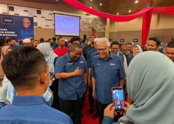 HAMZAH Zainudin (kanan) di samping Muhammad Sanusi Md. Nor bermesra dengan tetamu yang hadir pada Majlis Amanat Setiausaha PN di Alor Setar, Kedah.