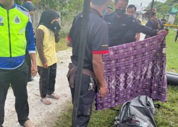 SEORANG anggota polis sedang menjalankan siasatan terhadap mangsa di Kampung Bukit Lanchong, Shah Alam, Selangor hari ini-UTUSAN/ MOHAMAD NAUFAL MOHAMAD IDRIS