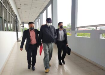 ABDUL Halim Abdul Aziz (tengah) dibawa ke Mahkamah Sesyen Seremban bagi didakwa atas pertuduhan memperdayakan seorang pengurus pembinaan. - UTUSAN/NOR SHAFAWATI YUP