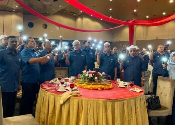 MUHAMMAD Sanusi Md. Nor (tiga dari kiri) bersama Setiausaha Agung PN, Datuk Seri Hamzah Zainuddin pada majlis amanat di Alor Setar, di sini.