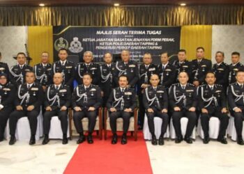 MOHD. Yusri Hassan Basri (depan, tengah) bergambar pada majlis serah terima tugas jawatan Ketua KJSJ Perak di antara Datuk Anuar Othman dengan timbalannya, Asisten Komisioner Zaihairul Idrus di Ipoh. - UTUSAN/MUHAMAD NAZREEN SYAH MUSTHAFA