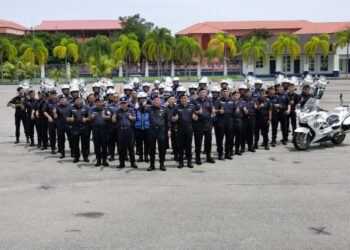 MUHAMAD Zaki Harun (tengah) bersama anggota dan pegawai yang terlibat dalam Majlis Penutup Kursus 'B' Full di Padang Kawad Batalion 8, Pasukan Gerakan Am (PGA) Pengkalan Chepa Kota Bharu, Kelantan hari ini.UTUSAN/ROSALWANI CHE SOH