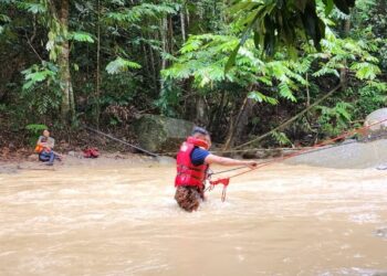 ANGGOTA bomba menyelamatkan seorang daripada empat individu yang terperangkap dalam kejadian kepala air di sungai di Gombak, Selangor hari ini.
