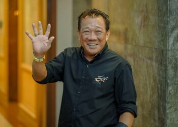 BUNG Mokhtar tiba di perkarangan Menara Dato Onn bagi menghadiri mesyuarat MT UMNO. -UTUSAN/FARIZ RUSAIDO