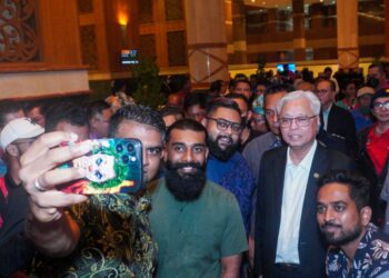 ISMAIL Sabri Yaakob disambut bagai wira setibanya di Kompleks Bunga Raya, Lapangan Terbang Antarabangsa Kuala Lumpur (KLIA) malam tadi.